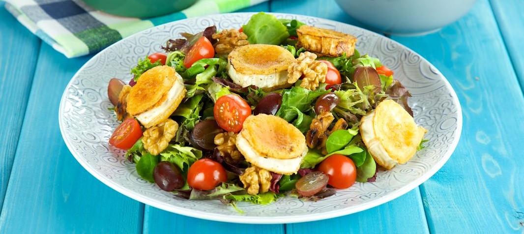 Salad with grilled goat cheese and Green Garden sauce