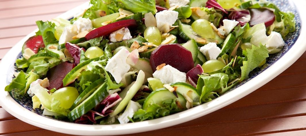 Salad with beetroot, goat cheese and almonds