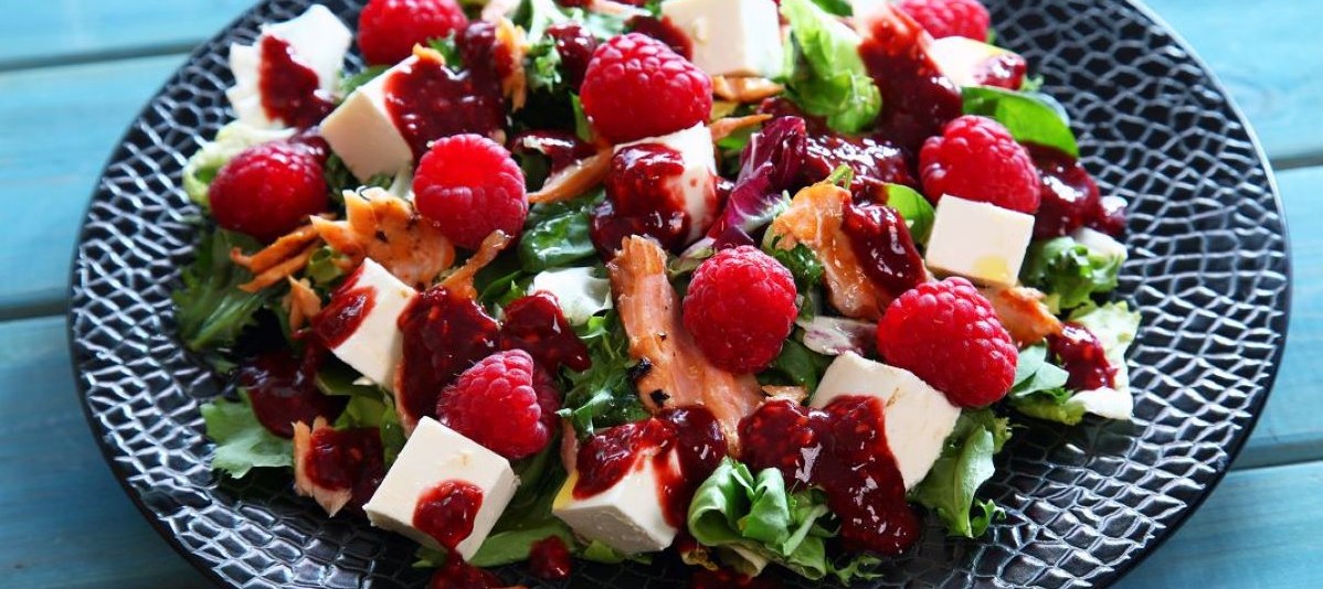 Salad with smoked salmon, raspberries and feta cheese