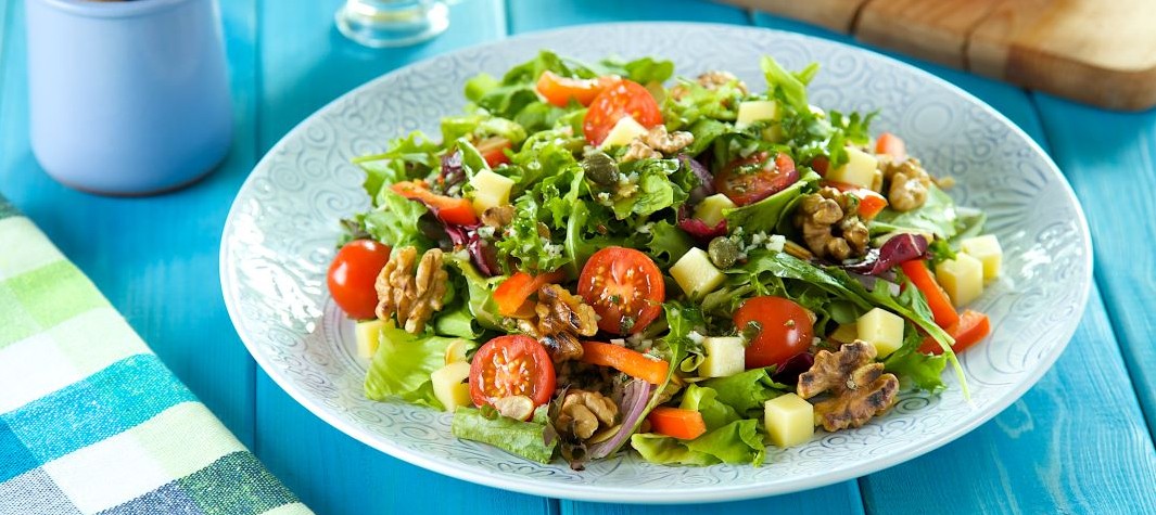 Sałatka z rukolą, orzechami, papryką i sosem salsa verde