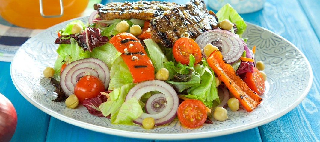 Salad with grilled bacon and chickpeas