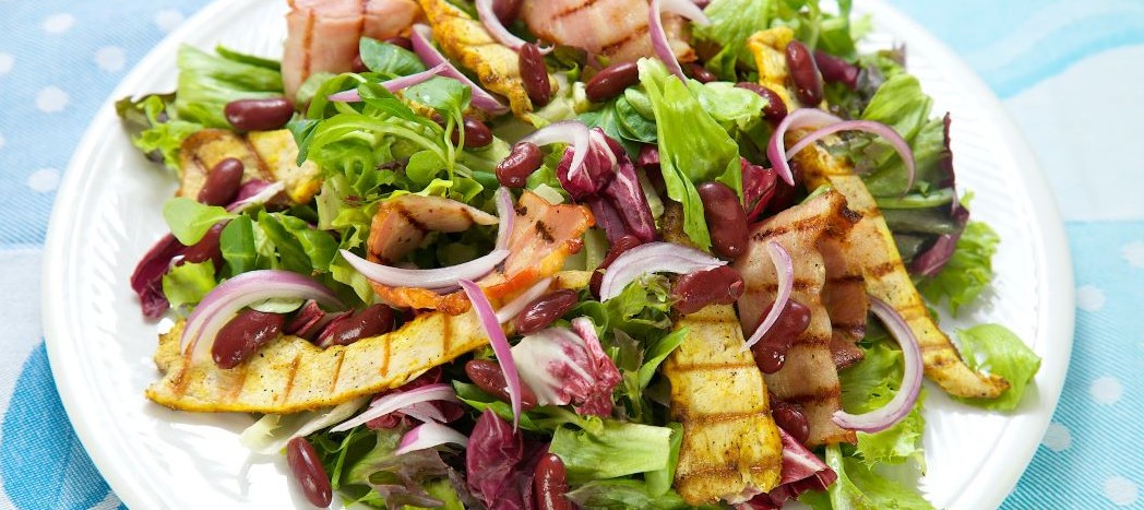 Salad with grilled chicken, bacon and red beans
