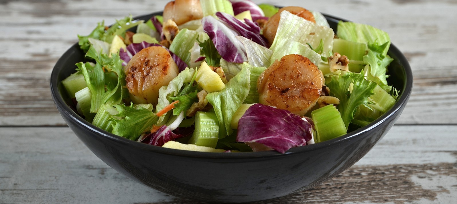 Salad with scallops