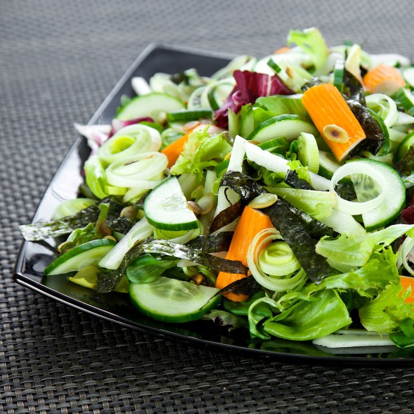 Sałatka z surimi, nori, ogórkiem i pestkami dyni