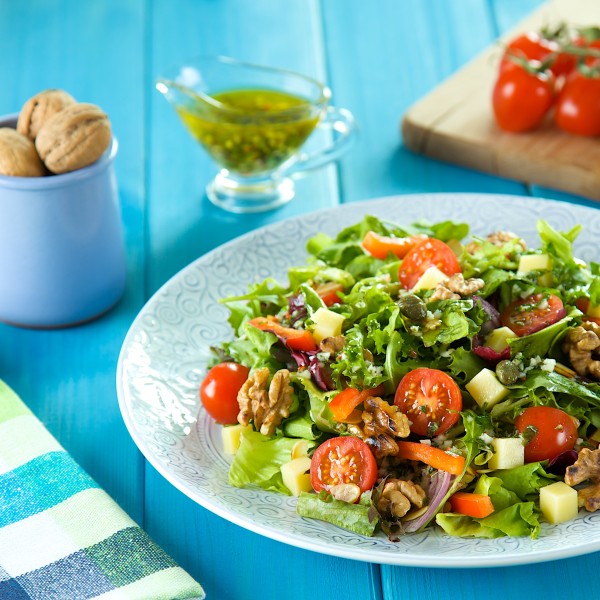 Sałatka z rukolą, orzechami, papryką i sosem salsa verde