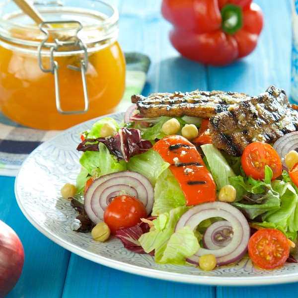 Sałatka z grillowanym boczkiem i ciecierzycą
