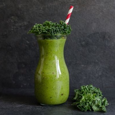  Smoothie jarmużowo-szpinakowe z pestkami dyni 