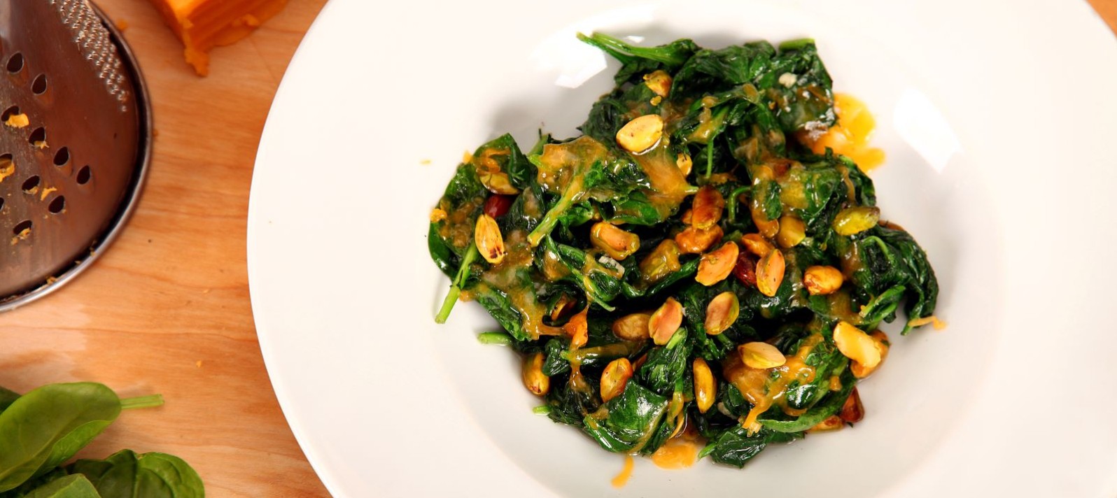 Stewed spinach with pistachios and cheese